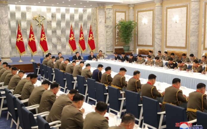 Pemimpin Korea Utara Kim Jong Un mengawasi pertemuan Perluasan Komisi Militer Pusat Partai Buruh Korea pada 22 Juni 2022. Foto: KCNA.