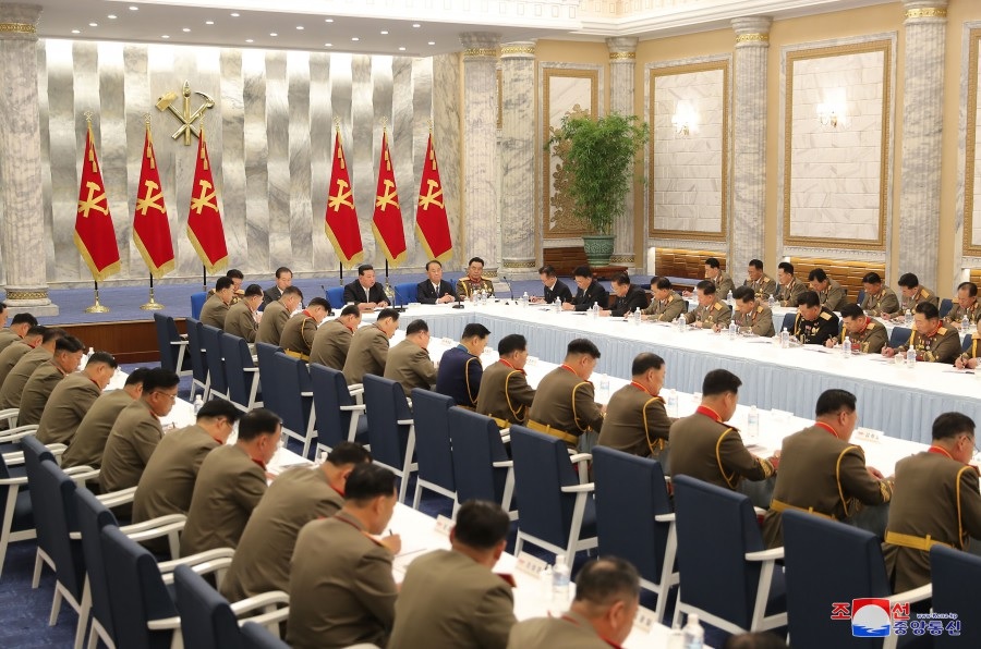 Pemimpin Korea Utara Kim Jong Un mengawasi pertemuan Perluasan Komisi Militer Pusat Partai Buruh Korea pada 22 Juni 2022. Foto: KCNA.