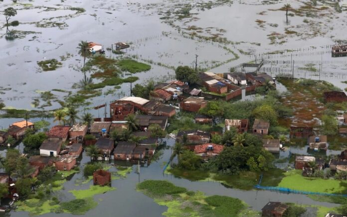 Pemandangan udara dari suatu daerah di Recife, Negara Bagian Pernambuco, Brasil, yang dilanda banjir akibat hujan lebat. Foto: AFP.