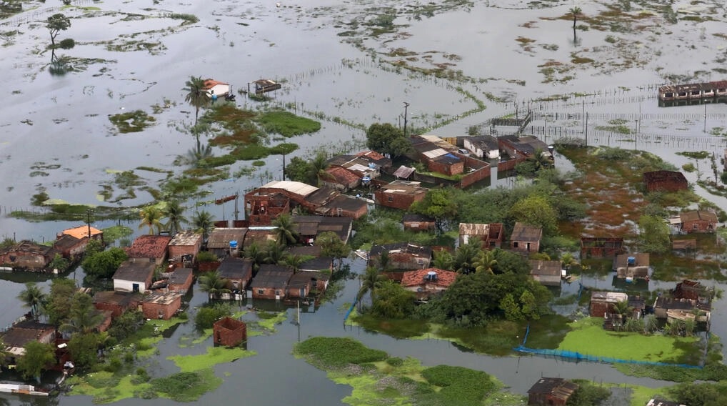 Pemandangan udara dari suatu daerah di Recife, Negara Bagian Pernambuco, Brasil, yang dilanda banjir akibat hujan lebat. Foto: AFP.