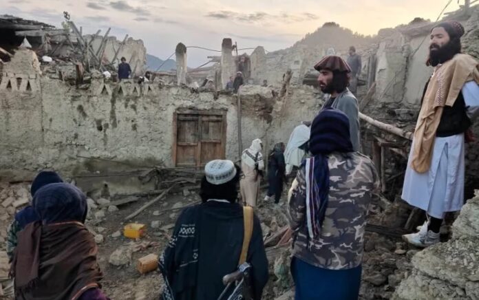 Warga Afghanistan melihat kehancuran yang disebabkan oleh gempa bumi di provinsi Paktika, Afghanistan timur pada Rabu 22 Juni 2022. Foto: Kantor Berita Bakhtar via AP.