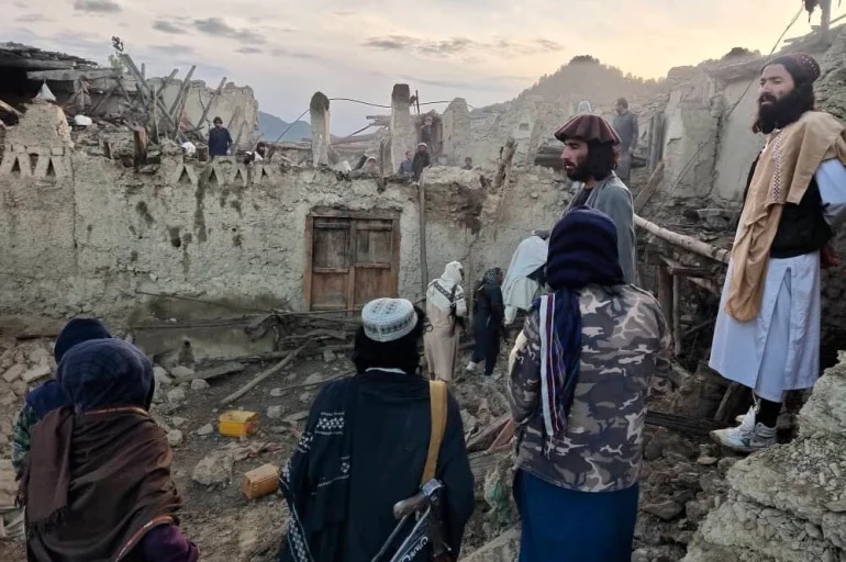 Warga Afghanistan melihat kehancuran yang disebabkan oleh gempa bumi di provinsi Paktika, Afghanistan timur pada Rabu 22 Juni 2022. Foto: Kantor Berita Bakhtar via AP.