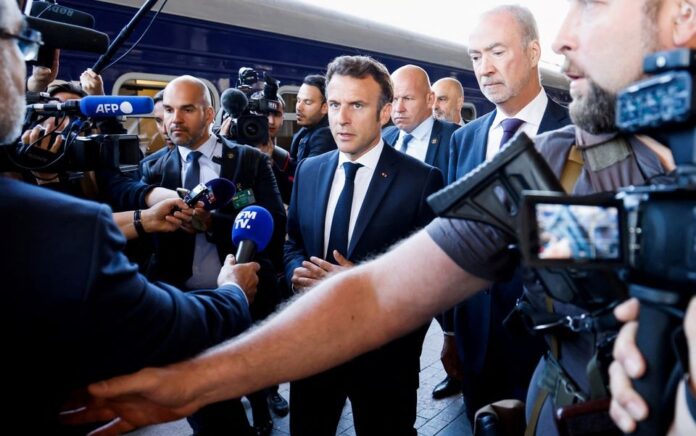 Presiden Prancis Emmanuel Macron berbicara kepada wartawan saat ia tiba di stasiun kereta di Kyiv, Ukraina, 16 Juni 2022. Foto: Ludovic Marin/Pool via Reuters.