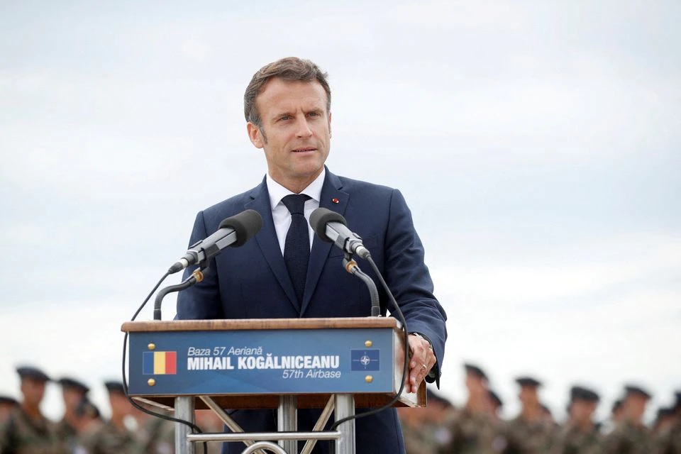 Presiden Prancis Emmanuel Macron menyampaikan pernyataan saat mengunjungi pasukan NATO di Pangkalan Udara Mihail Kogalniceanu, dekat kota Constanta, Rumania, 15 Juni 2022. Foto: Yoan Valat/Pool via Reuters.