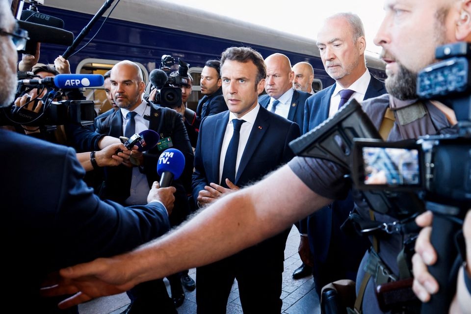 Presiden Prancis Emmanuel Macron berbicara kepada wartawan saat ia tiba di stasiun kereta di Kyiv, Ukraina, 16 Juni 2022. Foto: Ludovic Marin/Pool via Reuters.