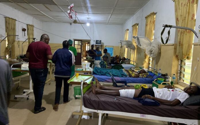 Korban serangan bom saat misa Katolik di gereja Katolik St. Francis menerima perawatan di Rumah Sakit Katolik St. Louis, di Owo, Nigeria, 5 Juni 2022. Foto: Reuters/Stringer