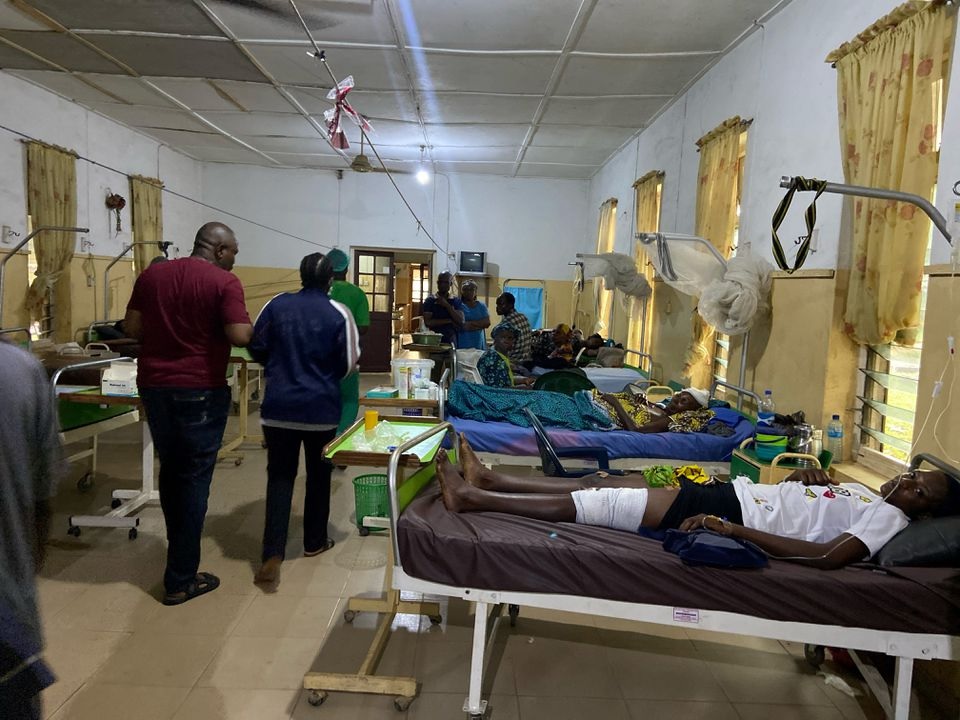 Korban serangan bom saat misa Katolik di gereja Katolik St. Francis menerima perawatan di Rumah Sakit Katolik St. Louis, di Owo, Nigeria, 5 Juni 2022. Foto: Reuters/Stringer