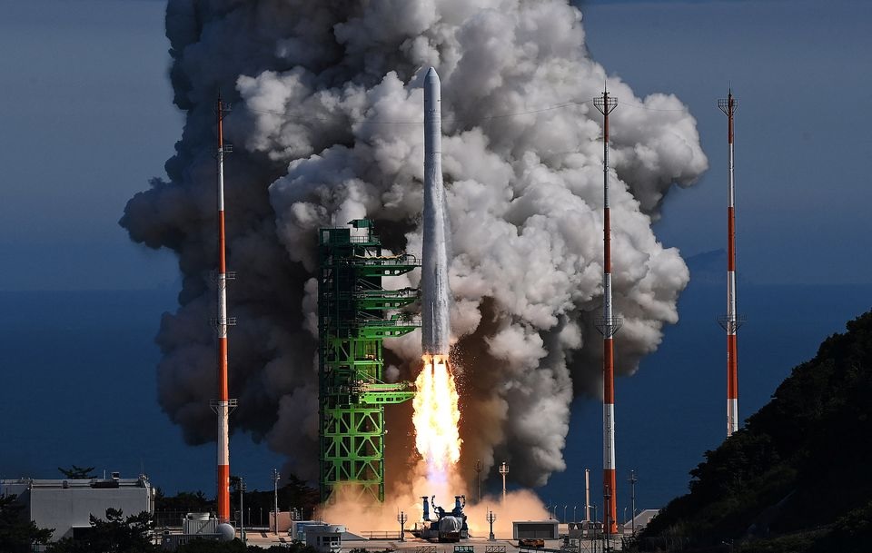 Roket luar angkasa Nuri produksi dalam negeri Korea Selatan lepas landas dari landasan peluncurannya di Pusat Luar Angkasa Naro di Kabupaten Goheung, Korea Selatan, 21 Juni 2022. Foto: Mandatory credit Korea Pool/Yonhap via Reuters.