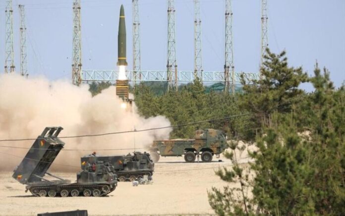 Sebuah rudal permukaan-ke-permukaan diluncurkan selama latihan penembakan bersama antara AS dan Korea Selatan di lokasi yang tidak diketahui, Korea Selatan, 25 Mei 2022. Foto: Kepala Staf Gabungan/Yonhap via Reuters.