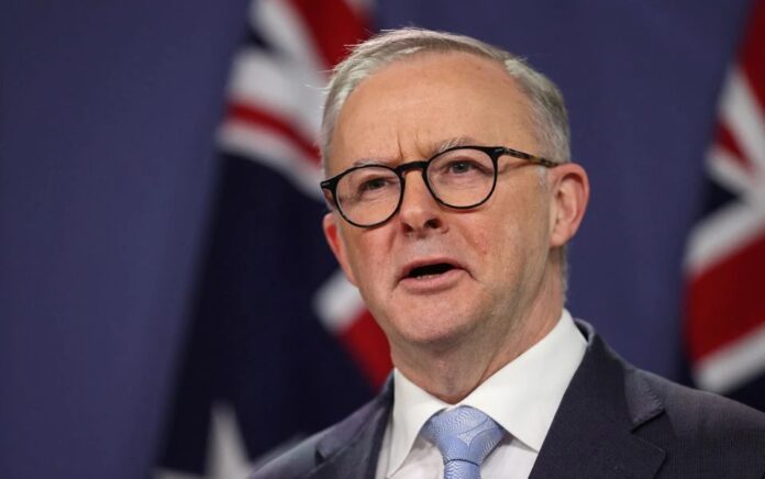 Perdana Menteri Australia Anthony Albanese berbicara selama konferensi pers bersama dengan Perdana Menteri Selandia Baru Jacinda Ardern setelah pertemuan di Kantor Parlemen Persemakmuran di Sydney, Australia, 10 Juni 2022. Foto: Reuters/Loren Elliott.