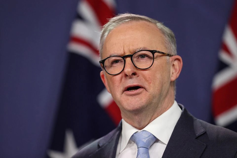 Perdana Menteri Australia Anthony Albanese berbicara selama konferensi pers bersama dengan Perdana Menteri Selandia Baru Jacinda Ardern setelah pertemuan di Kantor Parlemen Persemakmuran di Sydney, Australia, 10 Juni 2022. Foto: Reuters/Loren Elliott.