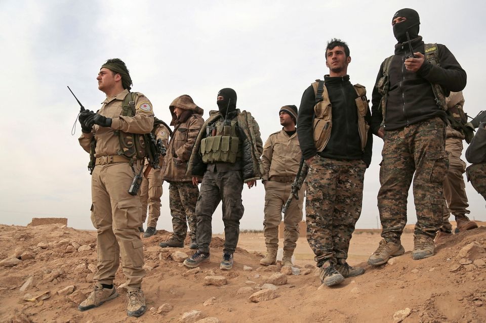 Pejuang Pasukan Demokrat Suriah (SDF) berkumpul selama serangan terhadap militan Negara Islam di provinsi Raqqa utara, Suriah 8 Februari 2017. Foto: Reuters/Rodi Said/File Photo.
