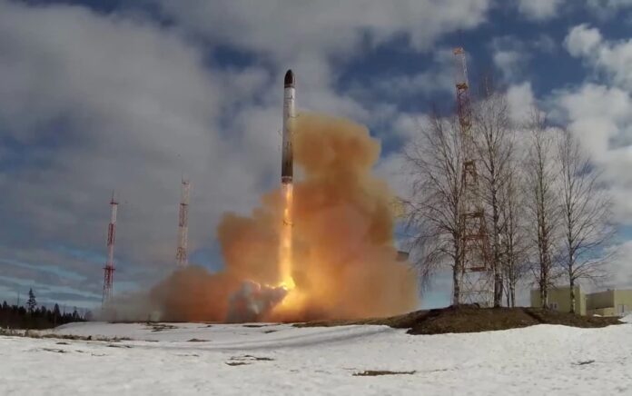 Sebuah rudal balistik antarbenua Sarmat diuji coba oleh militer Rusia di kosmodrom Plesetsk di wilayah Arkhangelsk, Rusia, pada 20 April 2022. Foto: Reuters.