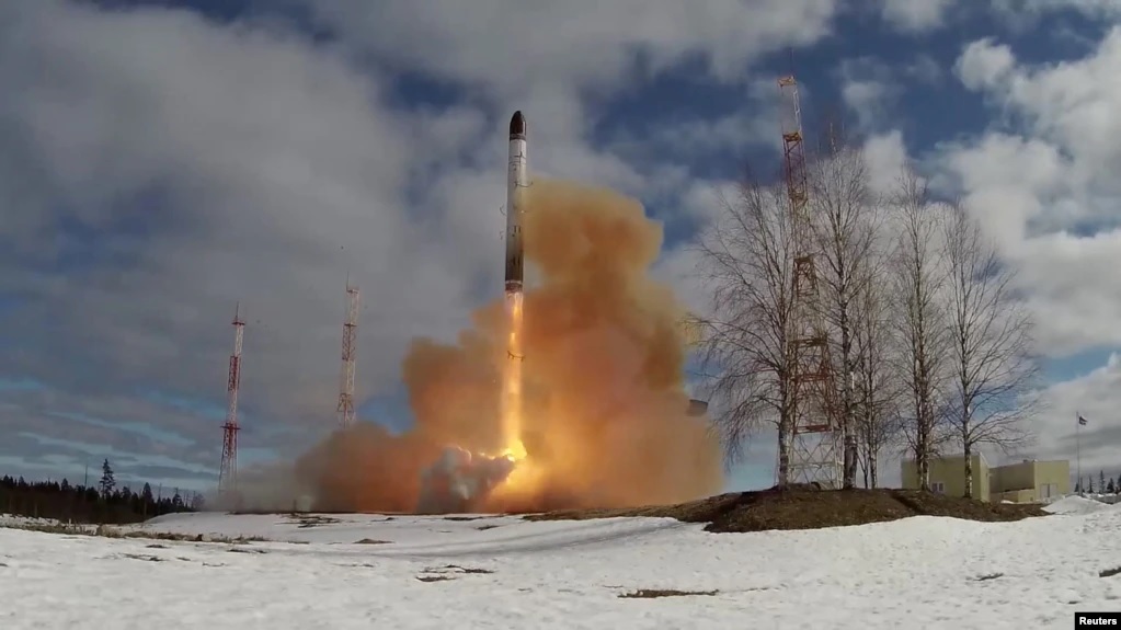 Sebuah rudal balistik antarbenua Sarmat diuji coba oleh militer Rusia di kosmodrom Plesetsk di wilayah Arkhangelsk, Rusia, pada 20 April 2022. Foto: Reuters.