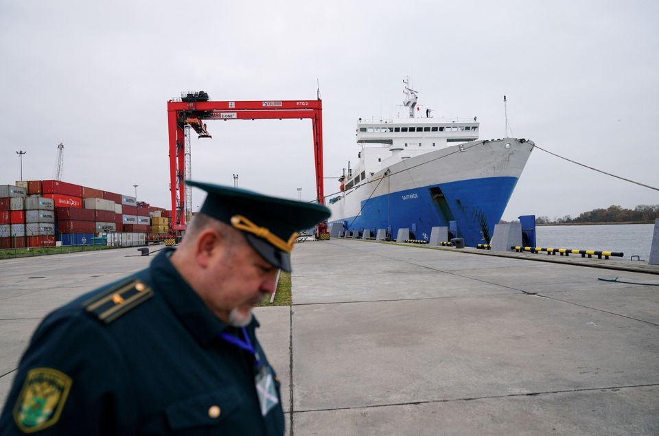 Seorang petugas bea cukai Rusia bekerja di pelabuhan komersial di kota Laut Baltik Baltiysk di wilayah Kaliningrad, Rusia 28 Oktober 2021. Foto: Reuters.