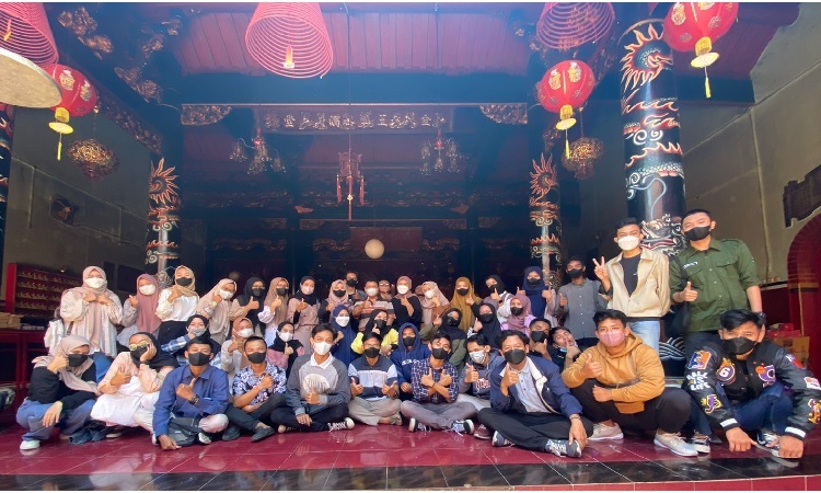 Mahasiswa Studi Agama-Agama foto bersama pengurus Kelenteng Poncowinatan (foto: Beritabaru.co/Slamet Makhsun)