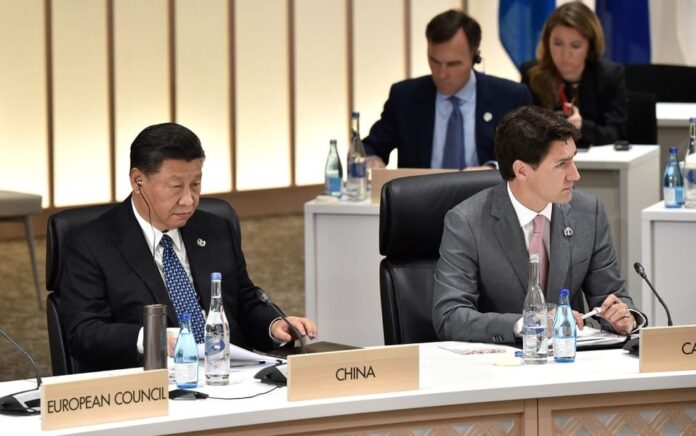 Presiden China Xi Jinping (kiri) dan Perdana Menteri Kanada Justin Trudeau menghadiri sesi tentang partisipasi tenaga kerja perempuan, masa depan pekerjaan, dan masyarakat lanjut usia, pada KTT G20 di Osaka, Jepang, 29 Juni 2019. Foto: Reuters.