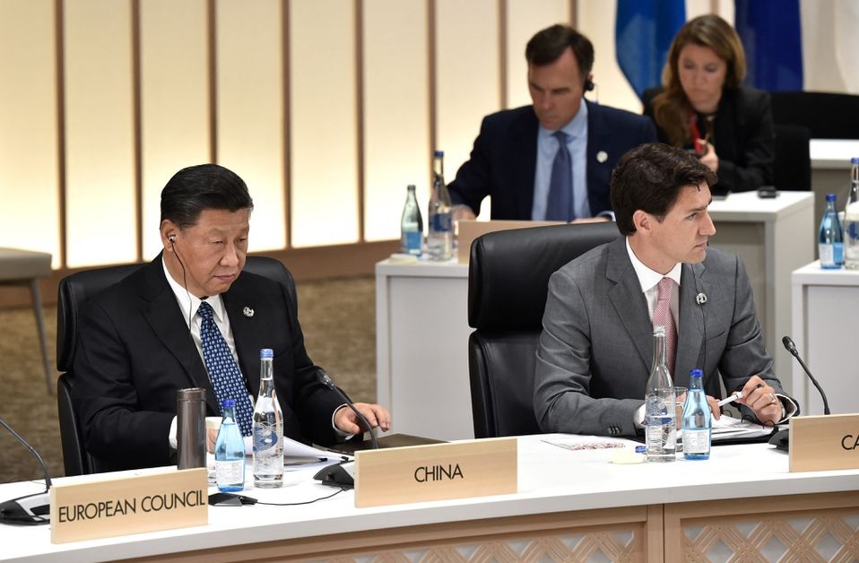 Presiden China Xi Jinping (kiri) dan Perdana Menteri Kanada Justin Trudeau menghadiri sesi tentang partisipasi tenaga kerja perempuan, masa depan pekerjaan, dan masyarakat lanjut usia, pada KTT G20 di Osaka, Jepang, 29 Juni 2019. Foto: Reuters.