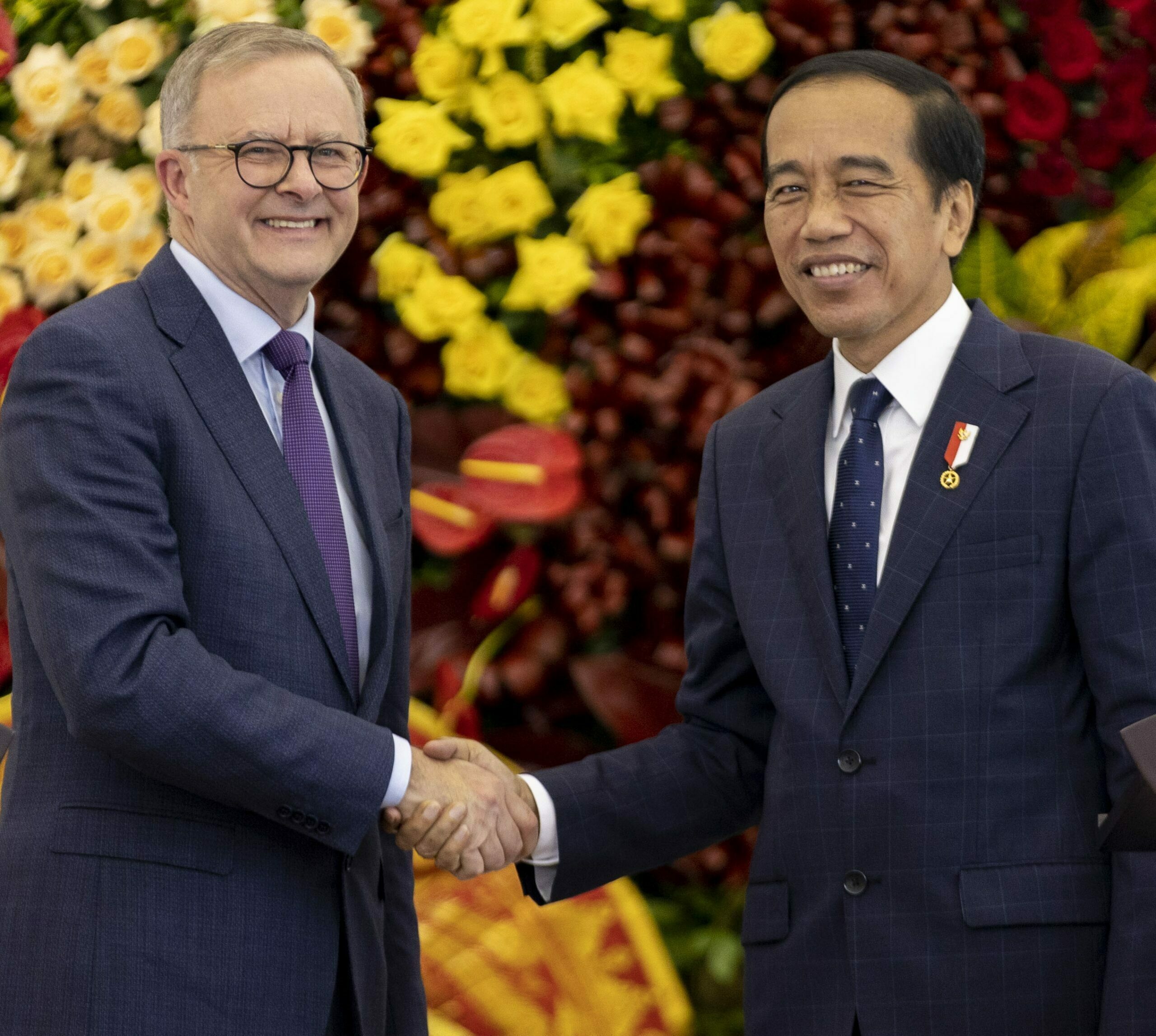 Presiden Joko Widodo dan Perdana Menteri baru Australia Anthony Albanese. Foto: Twitter AlboMP.