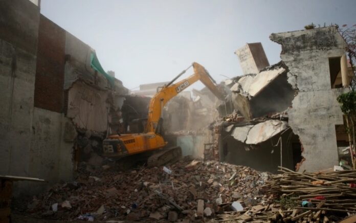 Sebuah buldoser menghancurkan rumah Fatima pada hari Minggu di kota Prayagraj, India. Foto: Ritesh Shukla/Reuters.