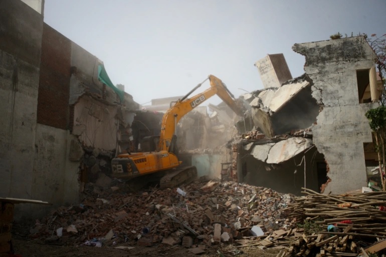 Sebuah buldoser menghancurkan rumah Fatima pada hari Minggu di kota Prayagraj, India. Foto: Ritesh Shukla/Reuters.