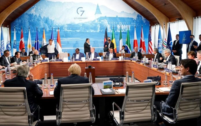 Pemimpin Kelompok Tujuh berkumpul untuk makan siang di hotel Schloss Elmau di Elmau, Jerman, 27 Juni 2022. Foto: Susan Walsh/Pool via Reuters.