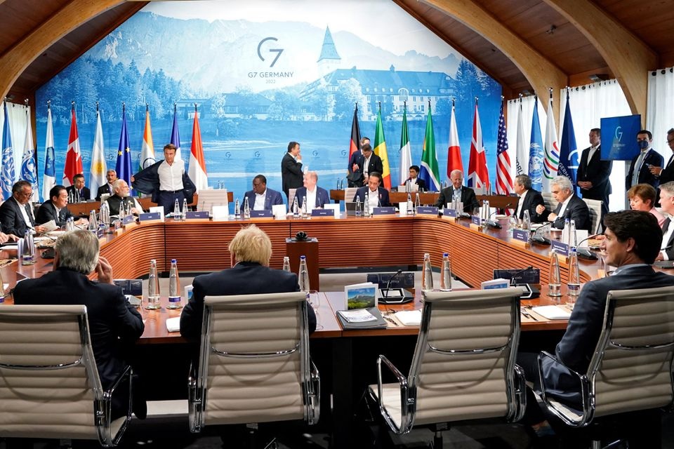 Pemimpin Kelompok Tujuh berkumpul untuk makan siang di hotel Schloss Elmau di Elmau, Jerman, 27 Juni 2022. Foto: Susan Walsh/Pool via Reuters.