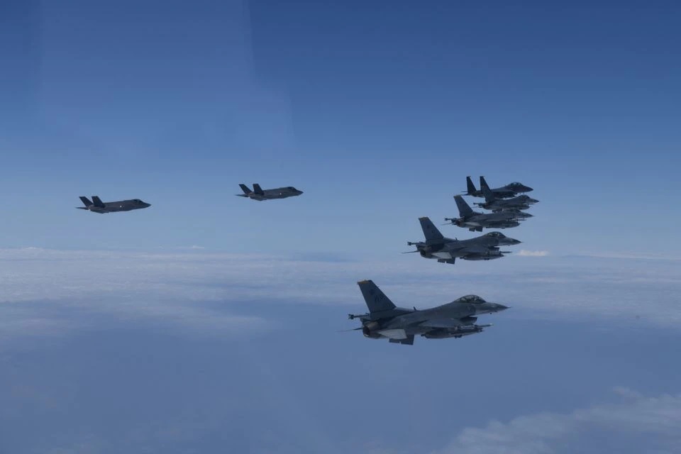 Jet tempur angkatan udara AS dan Korea Selatan melakukan penerbangan formasi saat latihan militer di lokasi yang tidak diketahui identitasnya, Korea Selatan, 7 Juni 2022. Foto: Kementerian Pertahanan/Yonhap via Reuters.