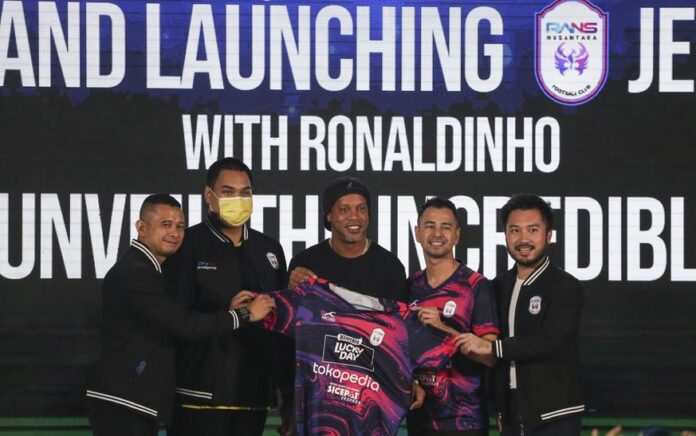 Raffi Ahmad dan koleganya di sesi launching jersey baru RANS Nusantara bersama Ronaldinho (AP Photo)