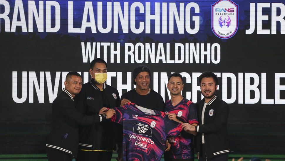 Raffi Ahmad dan koleganya di sesi launching jersey baru RANS Nusantara bersama Ronaldinho (AP Photo)