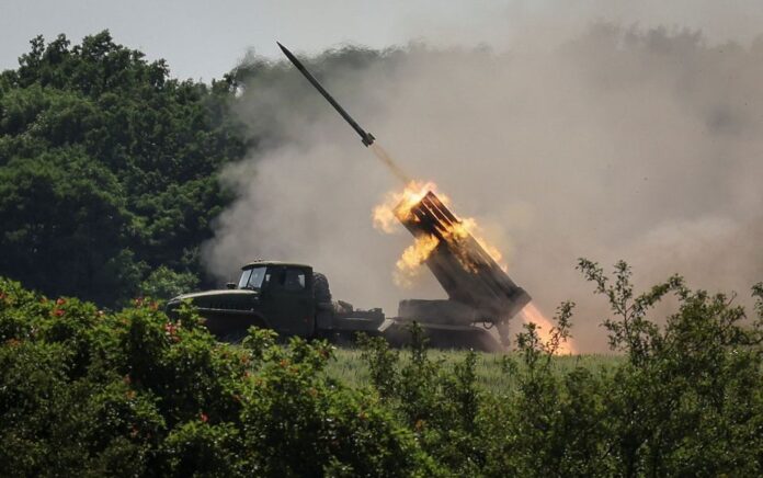 Anggota layanan Ukraina menembakkan sistem peluncuran roket ganda BM-21 Grad, dekat kota Lysychansk, wilayah Luhansk, di tengah serangan Rusia ke Ukraina 12 Juni 2022. Foto: Reuters/Gleb Garanich.