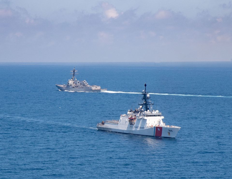 Kapal perusak berpeluru kendali kelas Arleigh Burke USS Kidd dan US Coast Guard cutter Munro melakukan transit di Selat Taiwan 27 Agustus 2021. Gambar diambil 27 Agustus 2021. Foto: US Navy/Handout via Reuters.