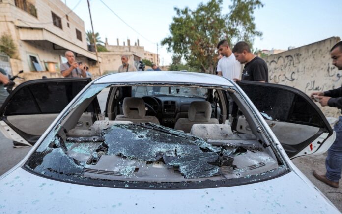 Bekas mobil warga palestina yang ditembaki oleh pasukan Israel di kota Jenin, Tepi Barat, pada Jumat. Foto: Twitter @swilkinsonbc.