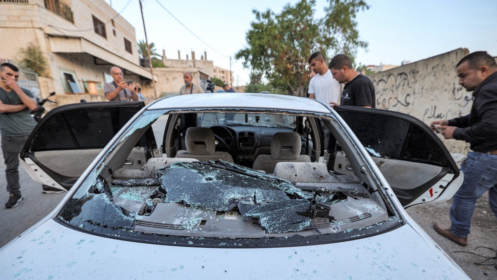 Bekas mobil warga palestina yang ditembaki oleh pasukan Israel di kota Jenin, Tepi Barat, pada Jumat. Foto: Twitter @swilkinsonbc.