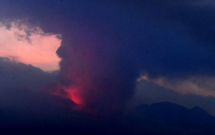 Gunung Berapi Meletus di Pulau Kyushu Jepang Barat