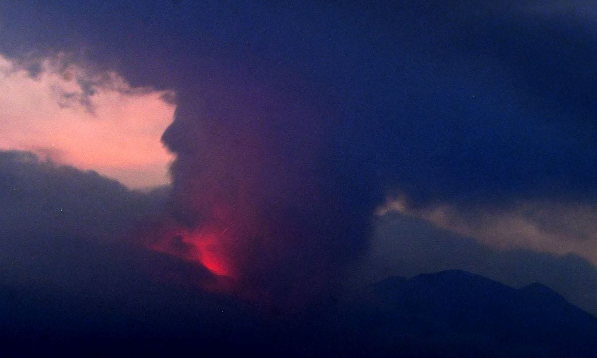 Gunung Berapi Meletus di Pulau Kyushu Jepang Barat