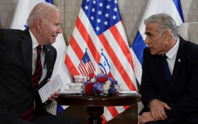 Presiden AS Joe Biden dan Perdana Menteri Israel Yair Lapid berpartisipasi dalam pertemuan bilateral, di Yerusalem, 14 Juli 2022. Foto: Reuters/Evelyn Hockstein.