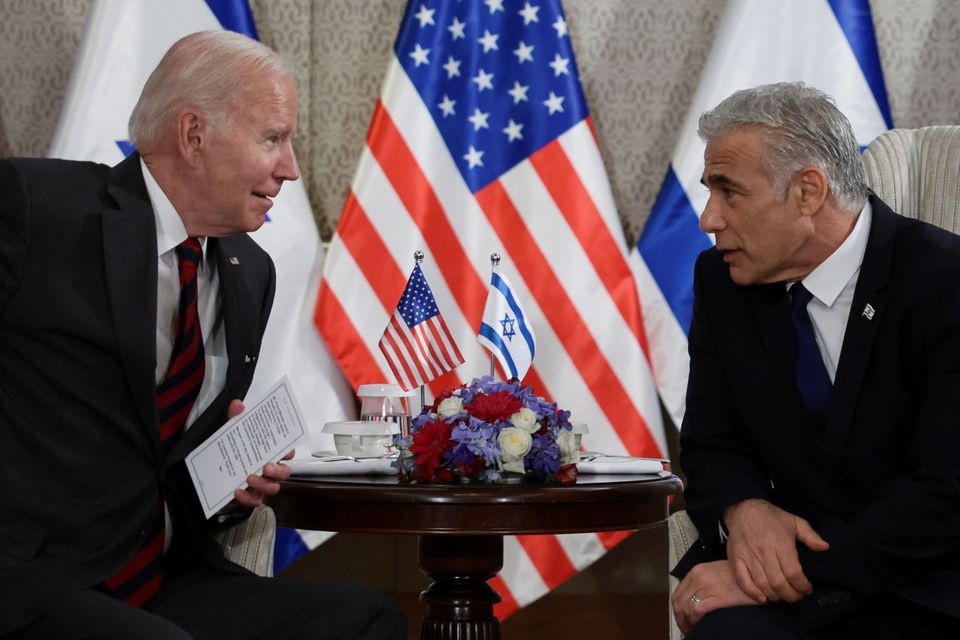 Presiden AS Joe Biden dan Perdana Menteri Israel Yair Lapid berpartisipasi dalam pertemuan bilateral, di Yerusalem, 14 Juli 2022. Foto: Reuters/Evelyn Hockstein.