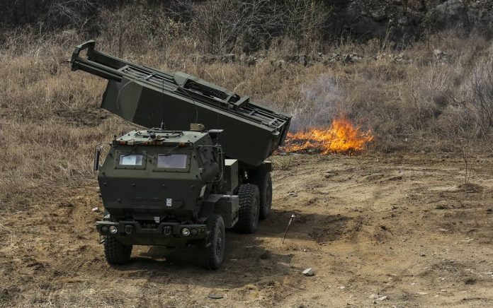 HIMARS menyalakan beberapa peluncur roket. Foto: Domain Publik/Wikimedia Commons via TASS.