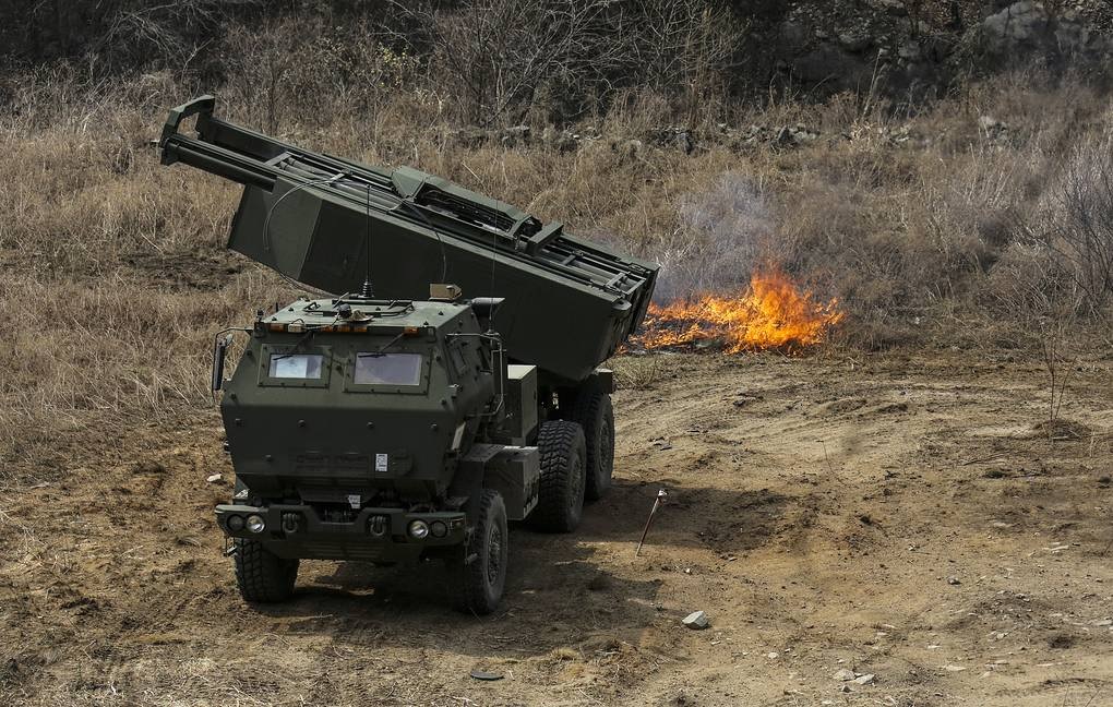 HIMARS menyalakan beberapa peluncur roket. Foto: Domain Publik/Wikimedia Commons via TASS.