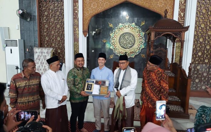 Jadi Saksi Warga Thailand Masuk Islam, Bupati Gresik Hadiahkan Alqur'an