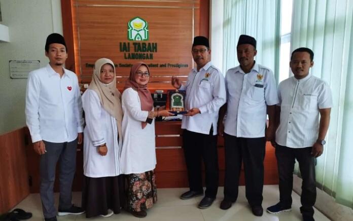 Dampingi BAZNAS Lamongan Salurkan Beasiswa, Rektor IAI TABAH Berharap Penerima Semangat Belajar