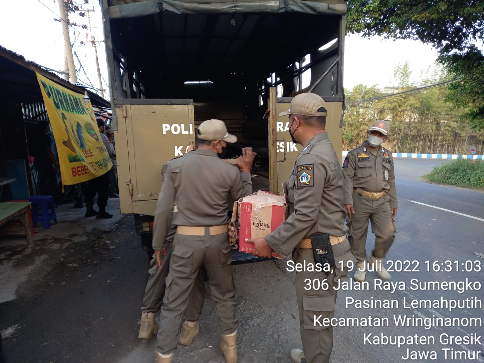 Razia Warkop, Satpol PP Gresik Sita Ratusan Botol Miras