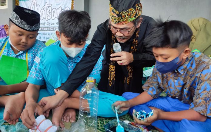 Keseruan Siswa Baru Madrasah di Gresik Belajar Membatik