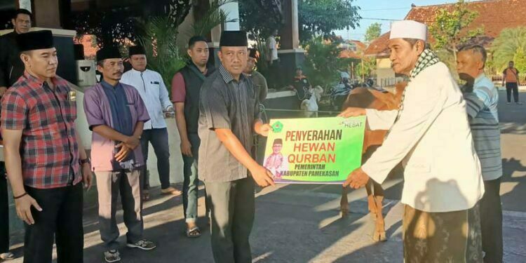 Bupati Pamekasan Salurkan 76 Hewan Kurban