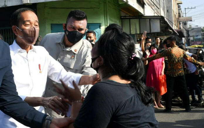 Kunjungi Pasar Petisah Medan, Presiden dan Ibu Iriana Bagikan Bansos 