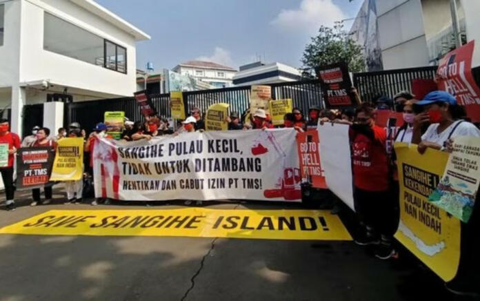 Warga Pulau Sangihe Demo Kantor Kementerian ESDM dan Kedutaan Besar Kanada di Indonesia