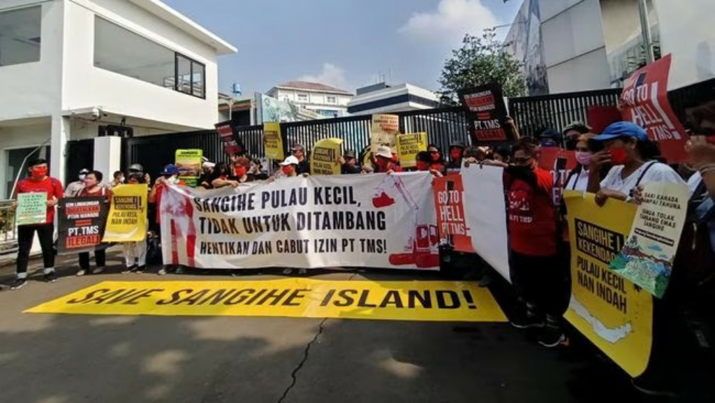 Warga Pulau Sangihe Demo Kantor Kementerian ESDM dan Kedutaan Besar Kanada di Indonesia
