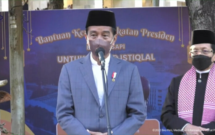 Ingatkan COVID-19 Usai Shalat Iduladha, Presiden Jokowi: Memakai Masker Masih Sebuah Keharusan