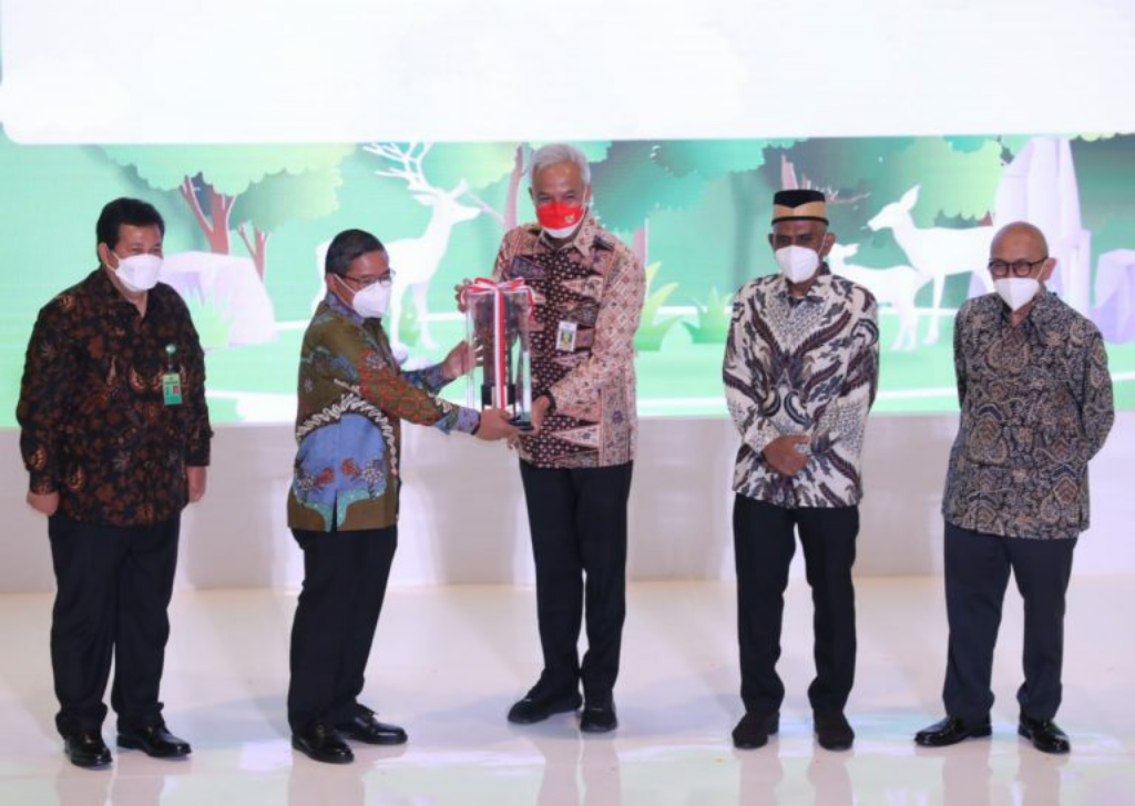 'Rakyat Jawa Tengah' Beri Ganjar Penghargaan Gubernur Perusak Lingkungan